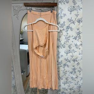 High waisted long skirt with slit set.